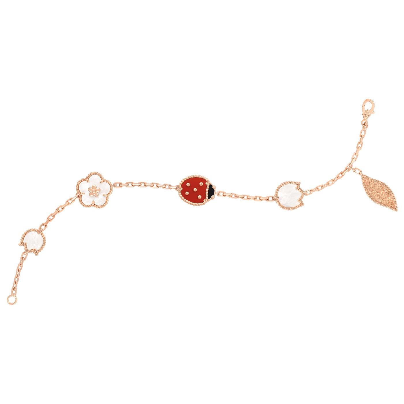 Bracciale Van Cleef & Arpels Lucky Spring, 5 motivi, oro rosa 18 carati, madreperla bianca, corniola, onice.

Dettagli:
Marchio: Van Cleef & Arpels
Tipo: Bracciale Portafortuna
Chiusura: Chiusura in oro rosa 18 carati
Pietre: Corniola: 1 pietra,