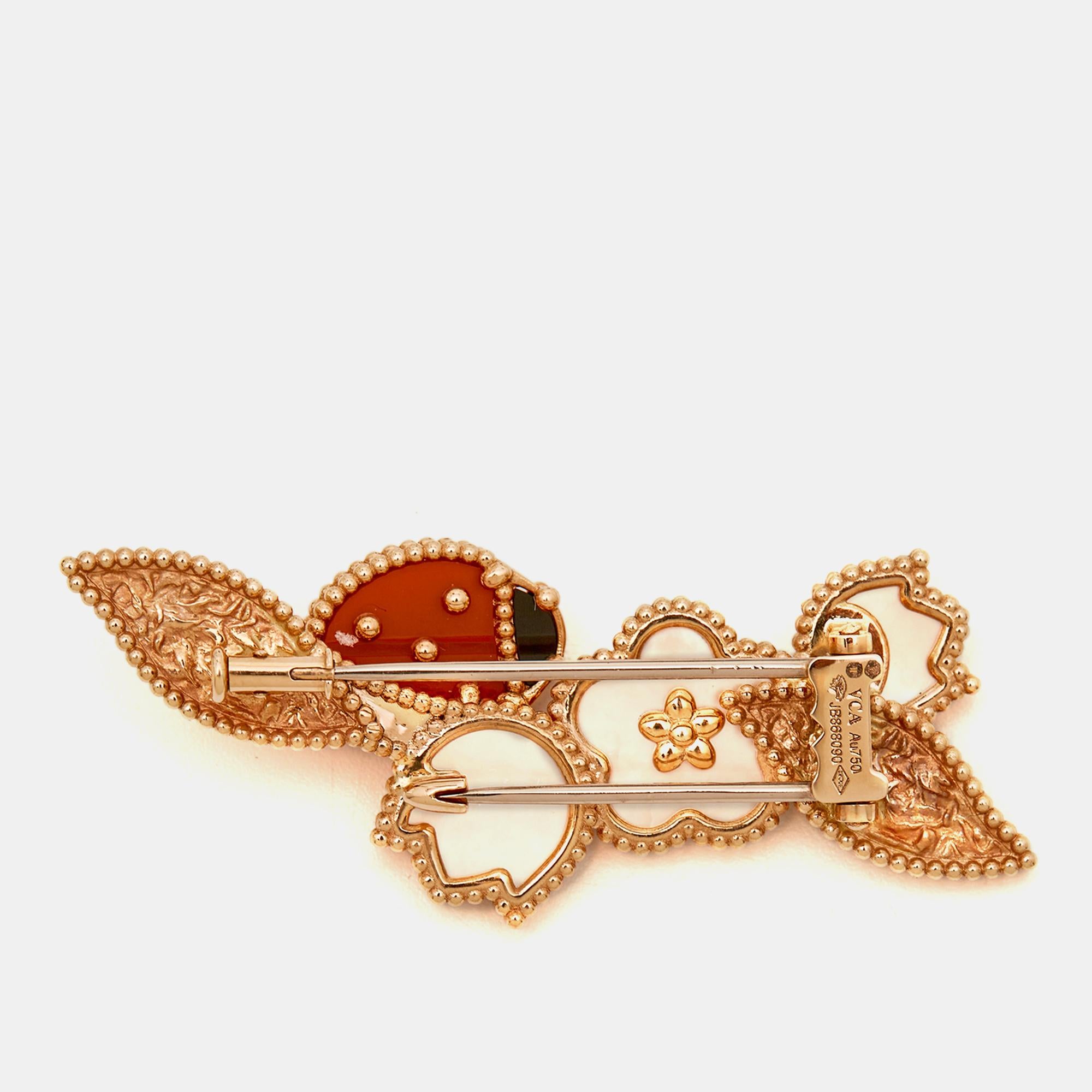 Die Brosche Lucky Spring von Van Cleef & Arpels ist ein exquisites Schmuckstück mit einer Reihe leuchtender Edelsteine, die in 18 Karat Roségold gefasst sind. Das Design strahlt Eleganz und Charme aus und macht sie zu einem zeitlosen und luxuriösen