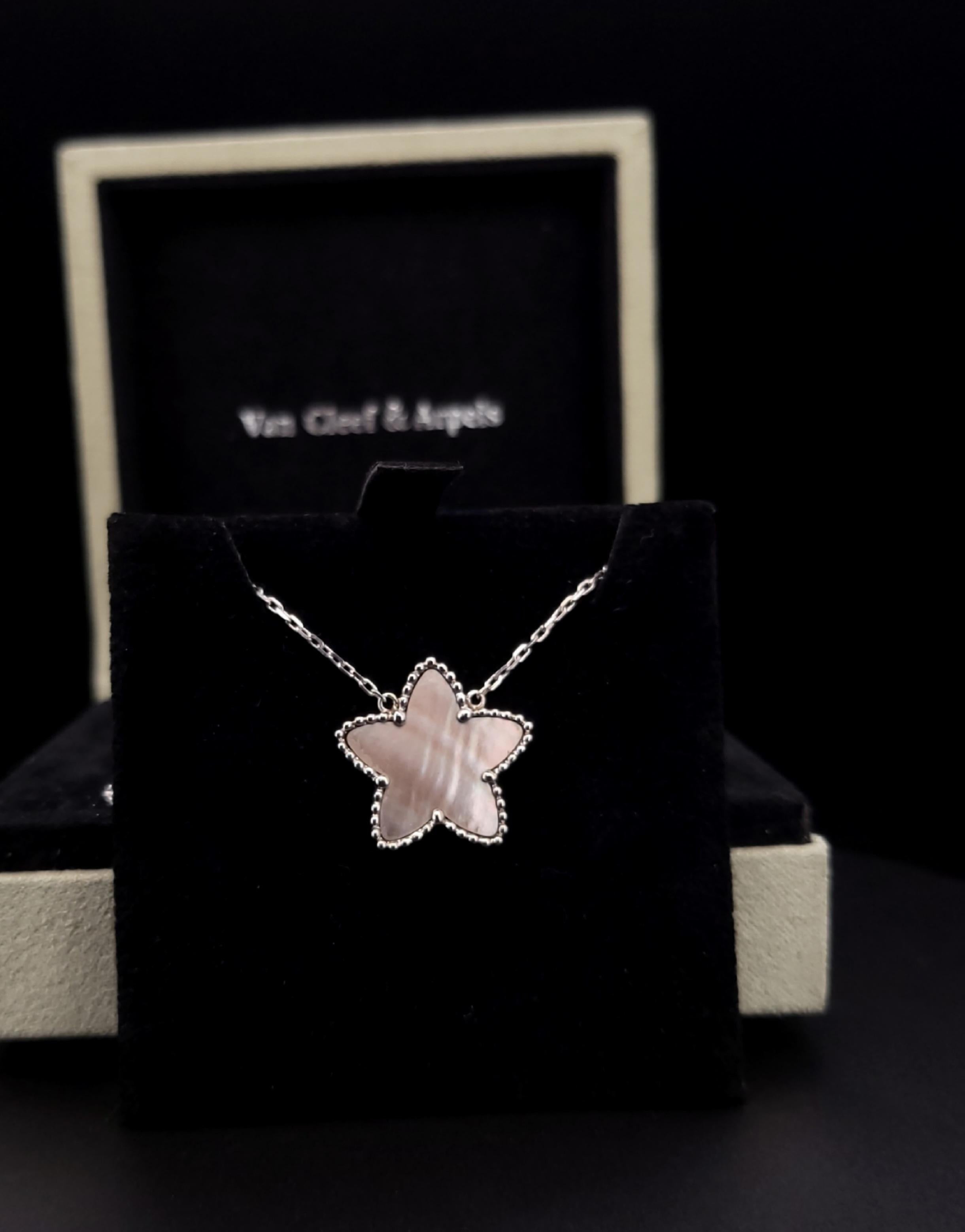 Van Cleef & Arpels Lucky Star Grey MOP 18K White Gold Necklace In Excellent Condition In New York, NY