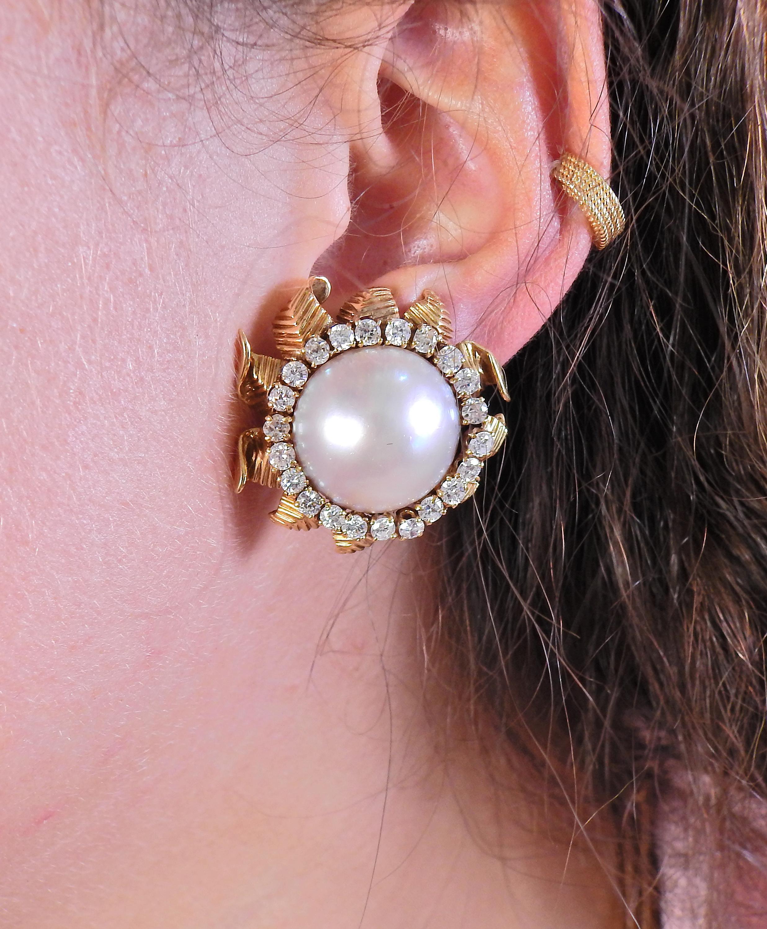 Round Cut Van Cleef & Arpels Mabe Pearl Diamond Gold Flower Earrings
