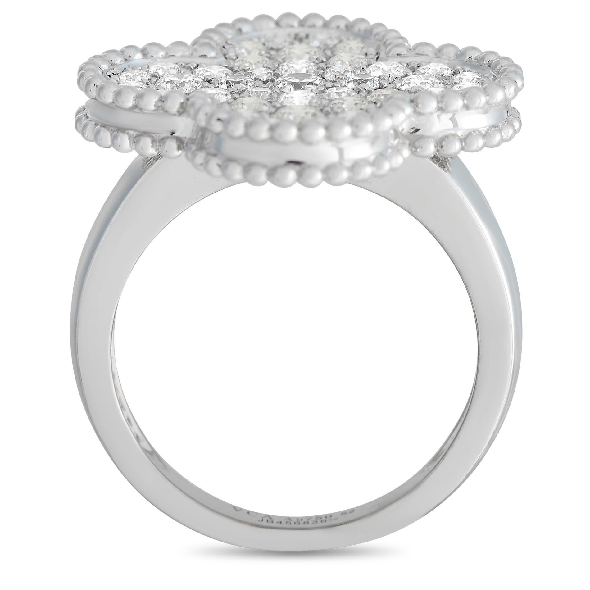 Klassischer als dieser schlichte, elegante Ring Magic Alhambra von Van Cleef & Arpels geht es nicht. Das ikonische Kleeblattmotiv der Luxusmarke ist auf diesem Ring aus 18-karätigem Weißgold mit einer Bandbreite und einer Höhe von 3 mm zu sehen.