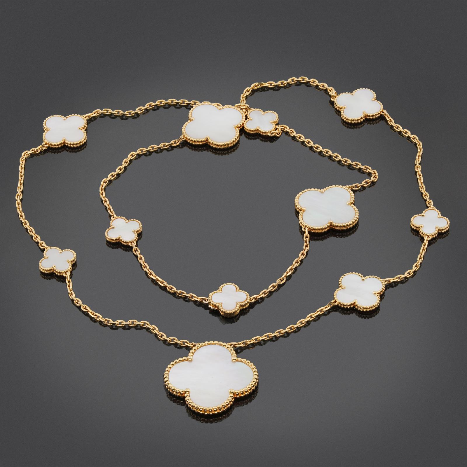 Cet exquis collier Van Cleef & Arpels de la collection Alhambra Magic inspring est réalisé en or jaune 18 carats et serti de 11 motifs en nacre blanche. Fabriquées en France en 2006. Dimensions : 1,29
