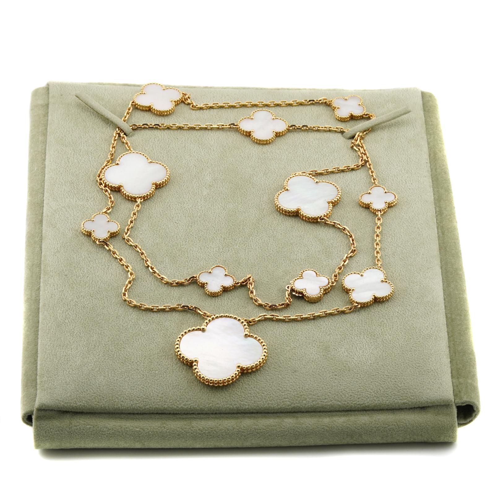 VAN CLEEF & ARPELS Collier Magic Alhambra 11 motifs en nacre en vente 1