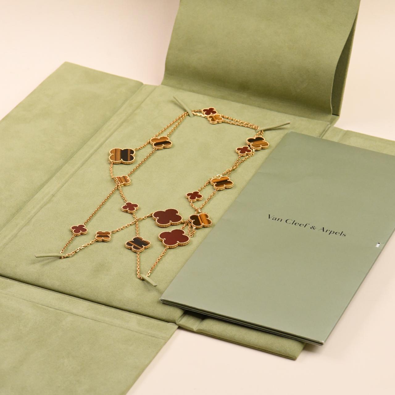 SKU	33301788
Comes With	Full Set (Box + Card)
Date	2015
Model	VCARN5JO00
Serial Number	JE******
Metal	18k Yellow Gold
Stones	Carnelian, Tiger's Eye
Weight	Approximately 66.72 g
Length	Approximately 130