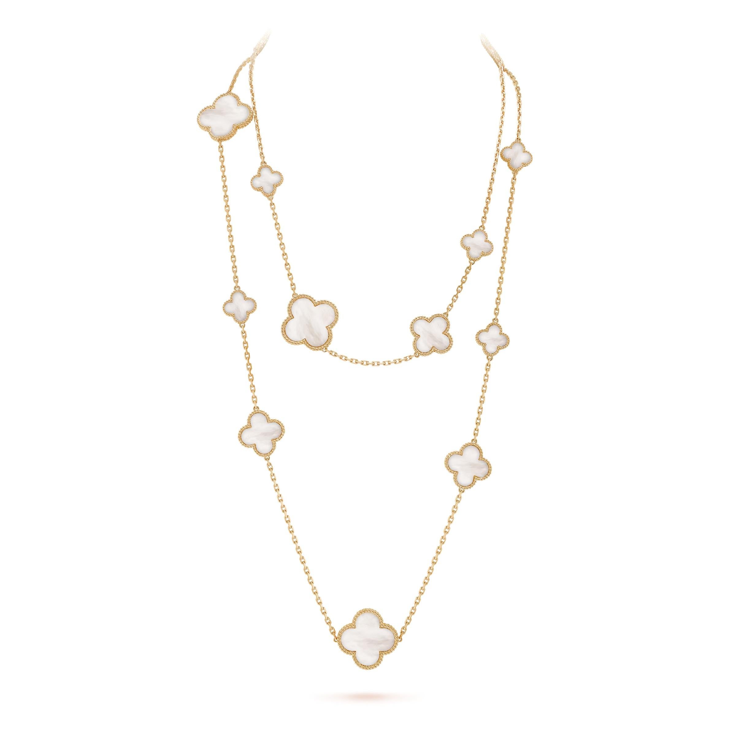 Moderne Van Cleef & Arpels Collier en nacre à 16 motifs Magic Alhambra en vente