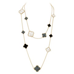 Van Cleef & Arpels, collier long Magic Alhambra à 16 motifs en onyx et nacre