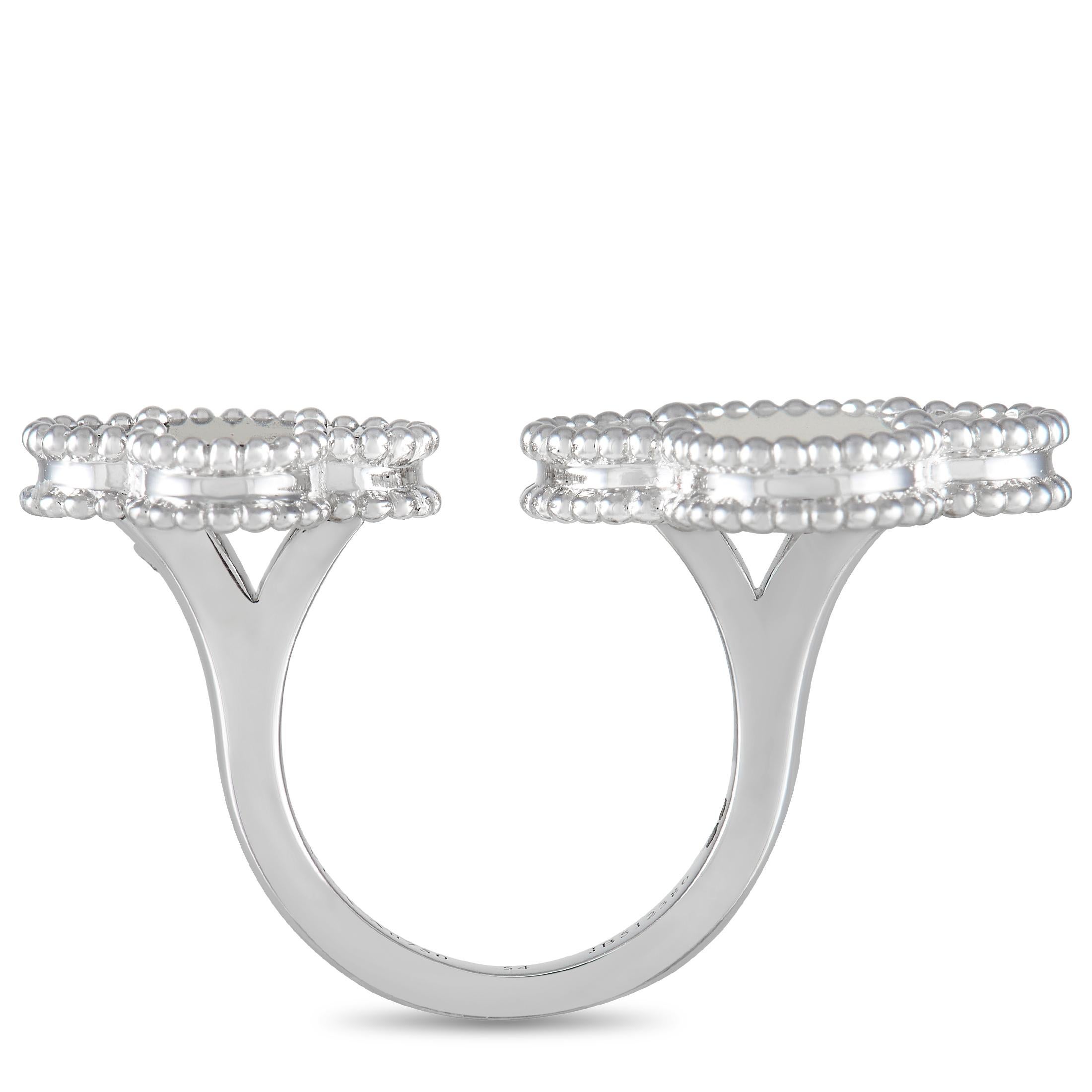 Der Ring Alhambra von Van Cleef & Arpels hat ein einzigartiges Design zwischen den Fingern, das das ikonische Kleeblattmotiv der Marke wunderschön zur Geltung bringt. Eine atemberaubende Kombination aus weißem und grauem Perlmutt verleiht dem Stück