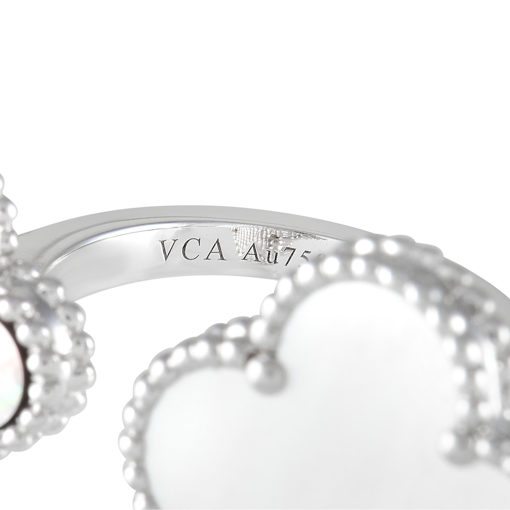 Van Cleef & Arpels Magic Alhambra 18K Perlmutt-Ring zwischen den Fingern im Zustand „Neu“ in Southampton, PA