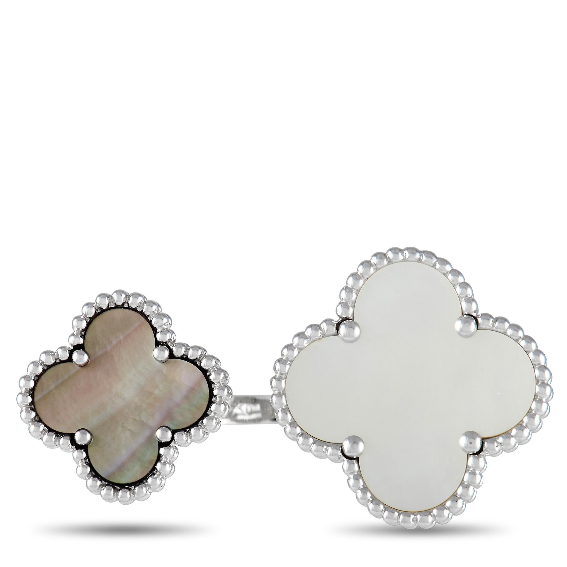 Van Cleef & Arpels Magic Alhambra 18K Perlmutt-Ring zwischen den Fingern Damen