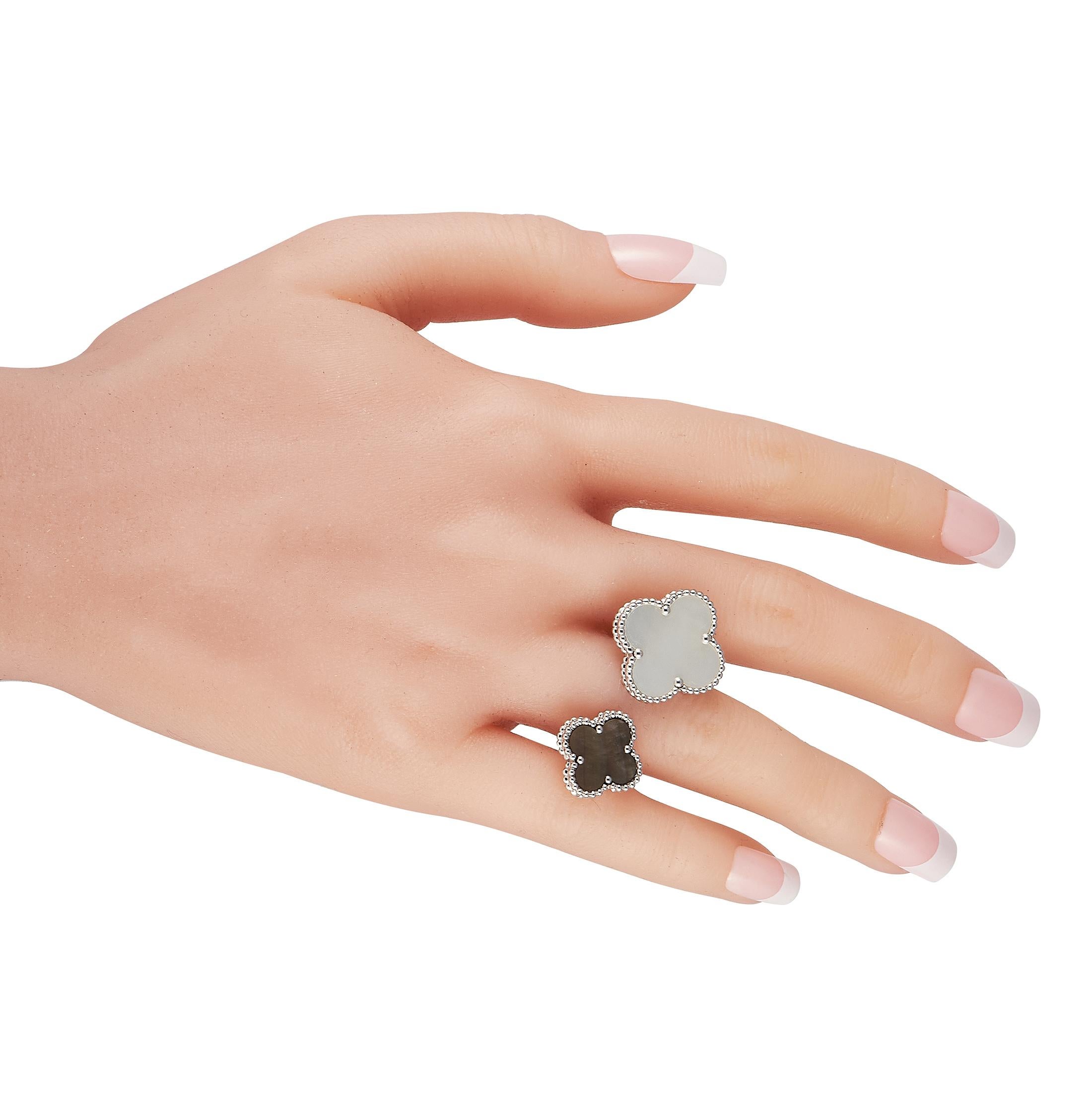 Van Cleef & Arpels Magic Alhambra 18K Perlmutt-Ring zwischen den Fingern 1