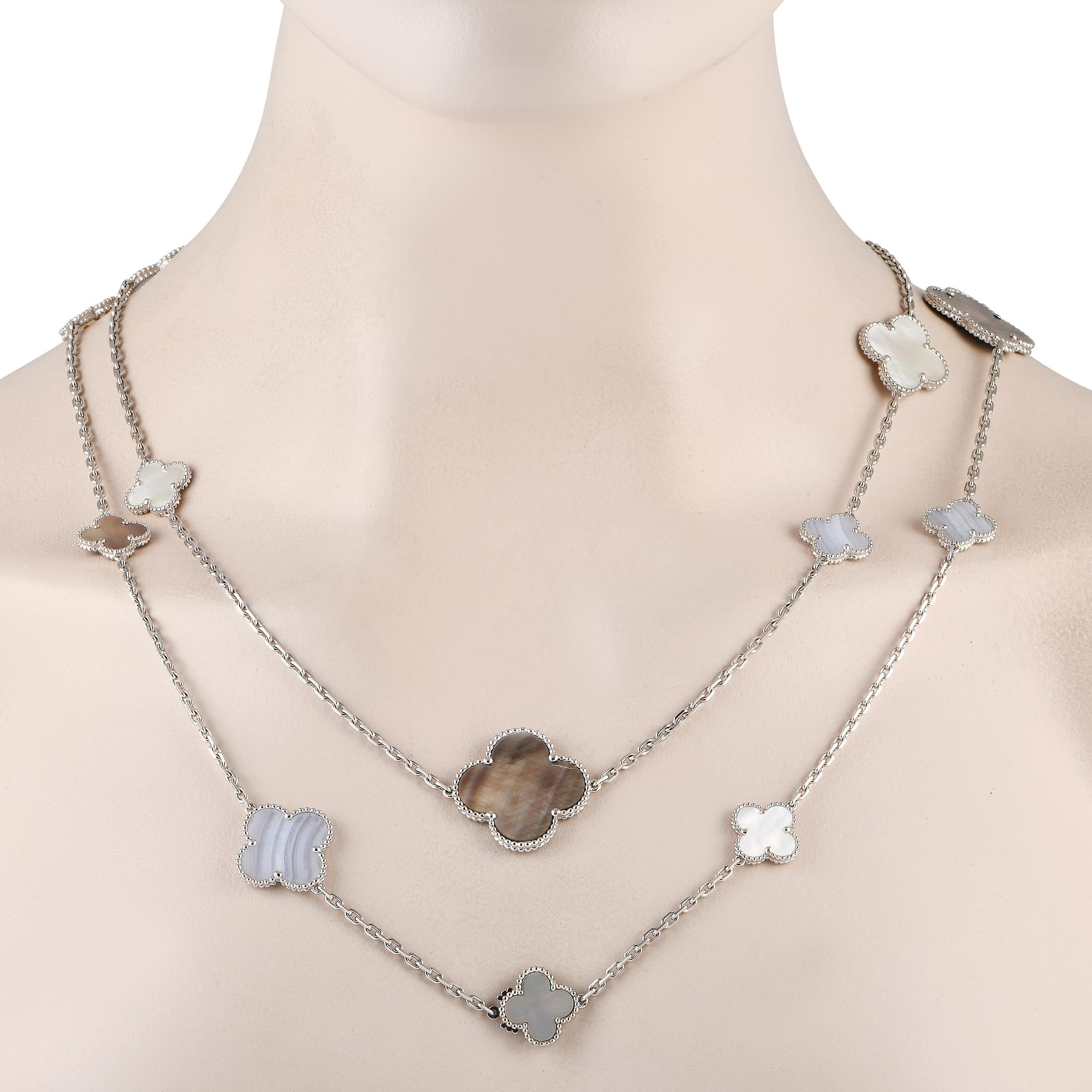 Setzen Sie mit dieser atemberaubenden Van Cleef & Arpels Magic Alhambra Halskette ein atemberaubendes Statement zu jedem Outfit. Das ikonische Kleeblattmotiv der Luxusmarke erwacht dank der faszinierenden Akzente aus Chalcedon und Perlmutt zum