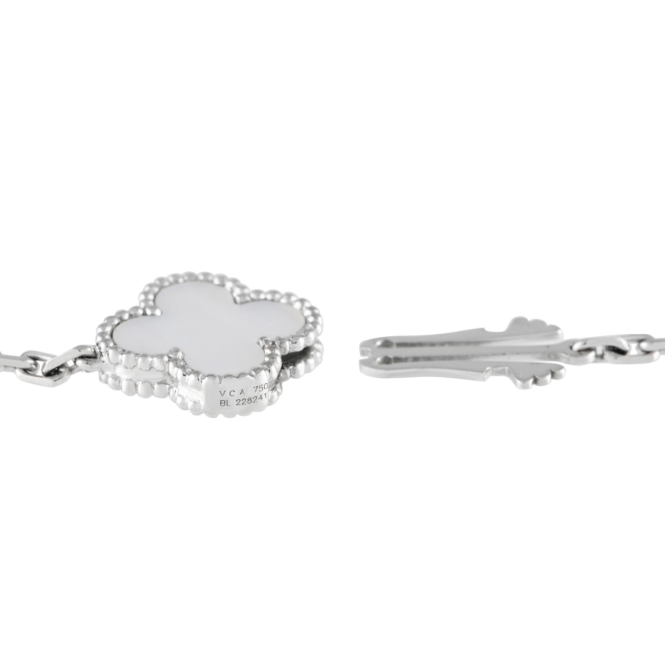 Van Cleef & Arpels Magic Alhambra Halskette aus 18 Karat Weißgold mit Chalcedon und MOP (Gemischter Schliff)