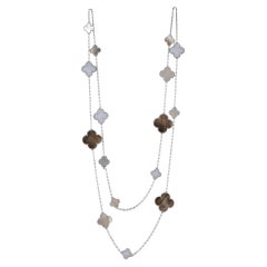 Van Cleef & Arpels Magic Alhambra Halskette aus 18 Karat Weißgold mit Chalcedon und MOP