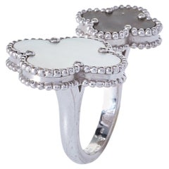 Van Cleef & Arpels Bague Magic Alhambra en or blanc 18K Les doigts de la main Taille 52