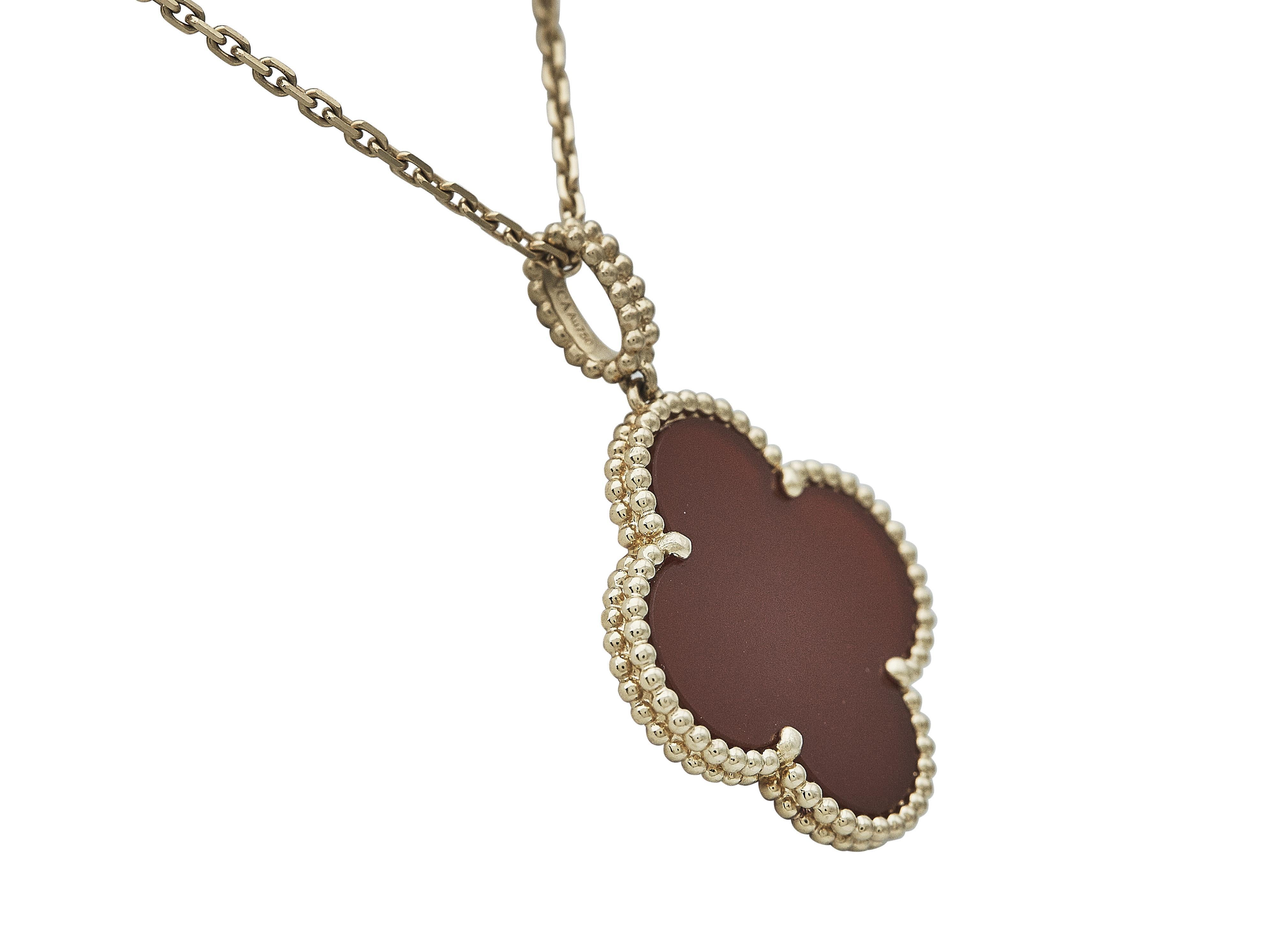 Le collier : Un collier Van Cleef & Arpels Alhambra Magic. Pendentif à motif unique en cornaline, serti dans de l'or jaune dix-huit carats sur une longue chaîne.

Le collier est en excellent état, avec seulement quelques rayures mineures qui sont
