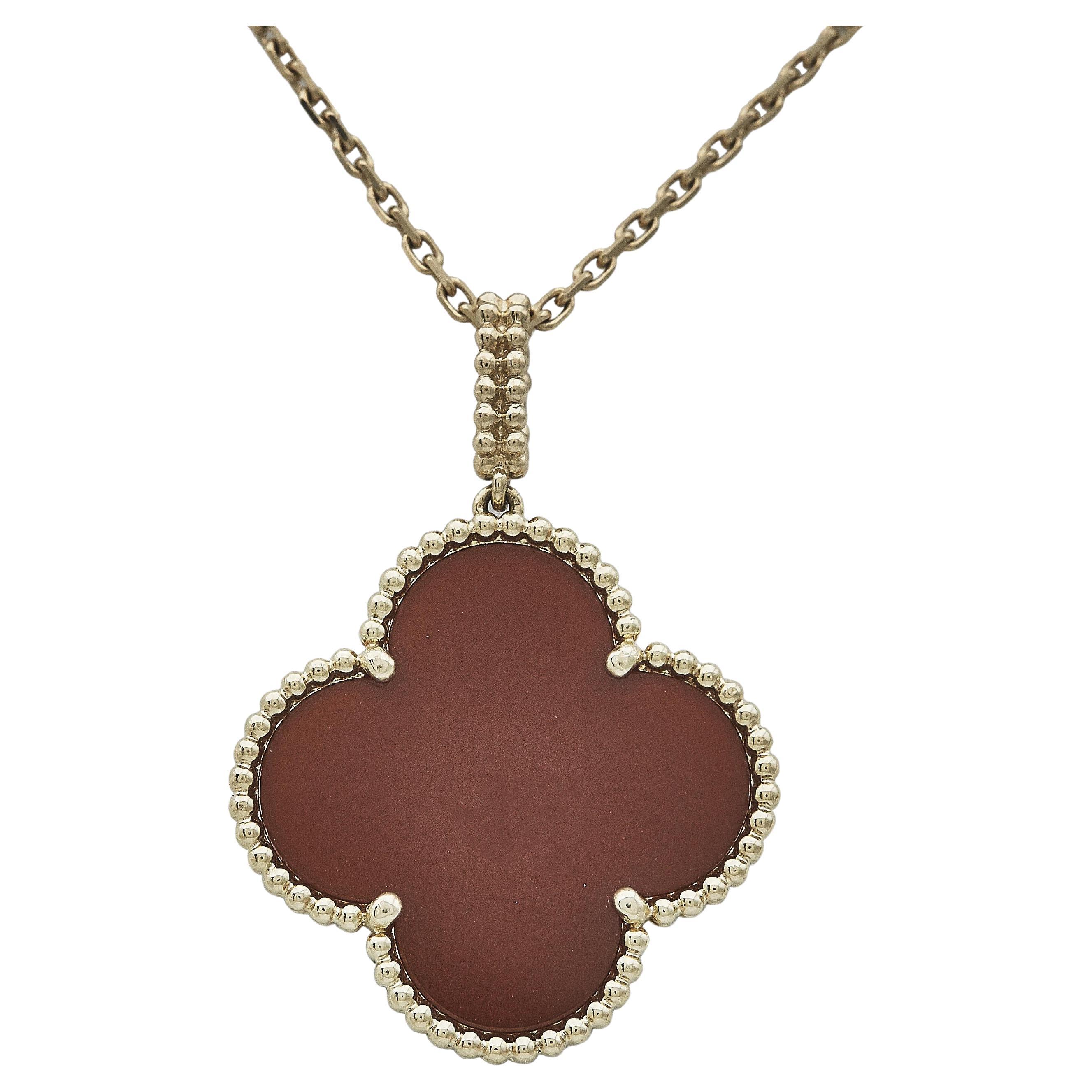 Van Cleef & Arpels Collier de cornaline en or jaune 18K Magic Alhambra en vente