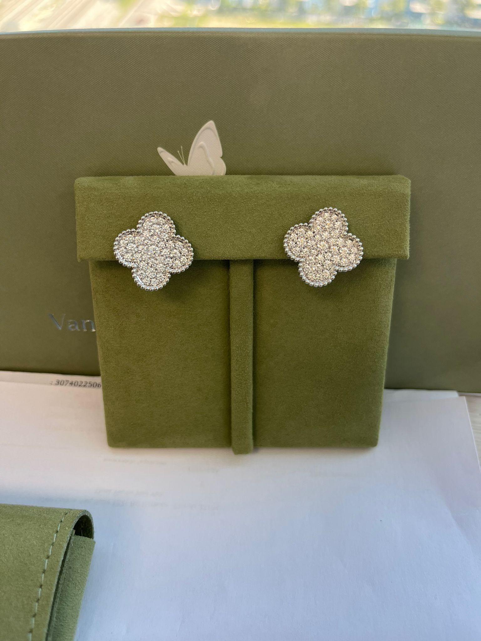 Van Cleef & Arpels Magic Alhambra Orecchini con diamanti da 2,13 carati in oro bianco 18 carati in vendita 7