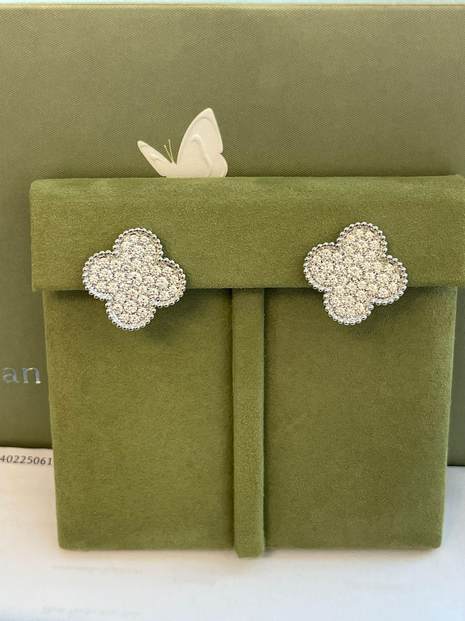 Van Cleef & Arpels Magic Alhambra Orecchini con diamanti da 2,13 carati in oro bianco 18 carati in vendita 9