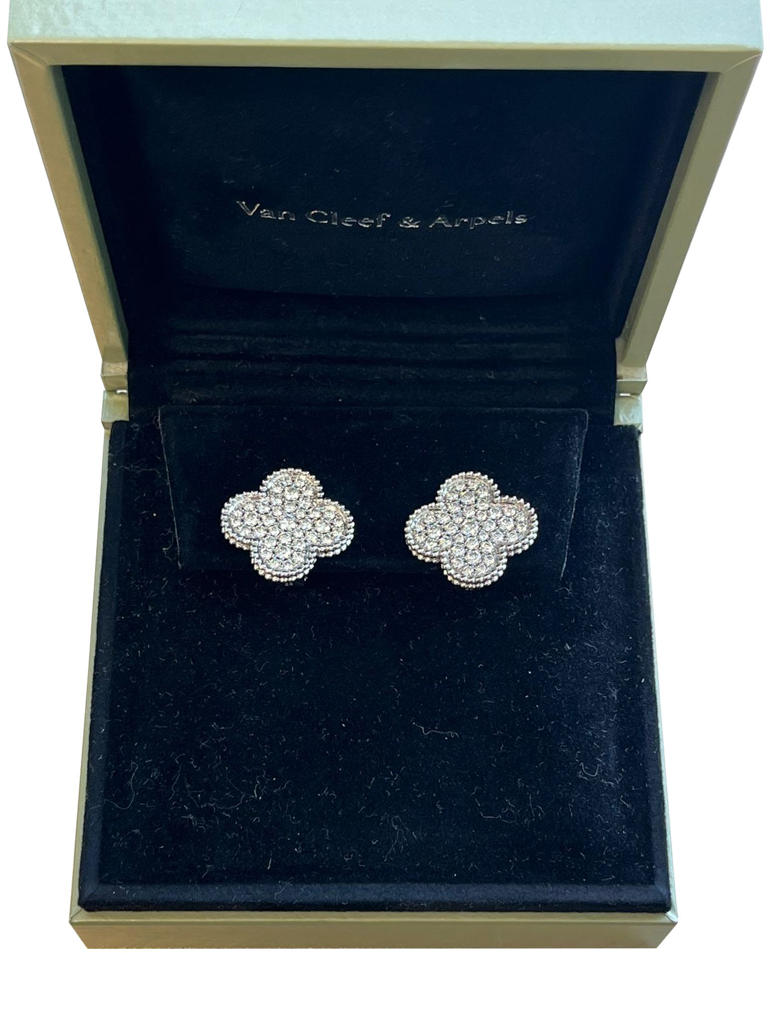 Van Cleef & Arpels Magic Alhambra Orecchini con diamanti da 2,13 carati in oro bianco 18 carati In condizioni ottime in vendita a Aventura, FL