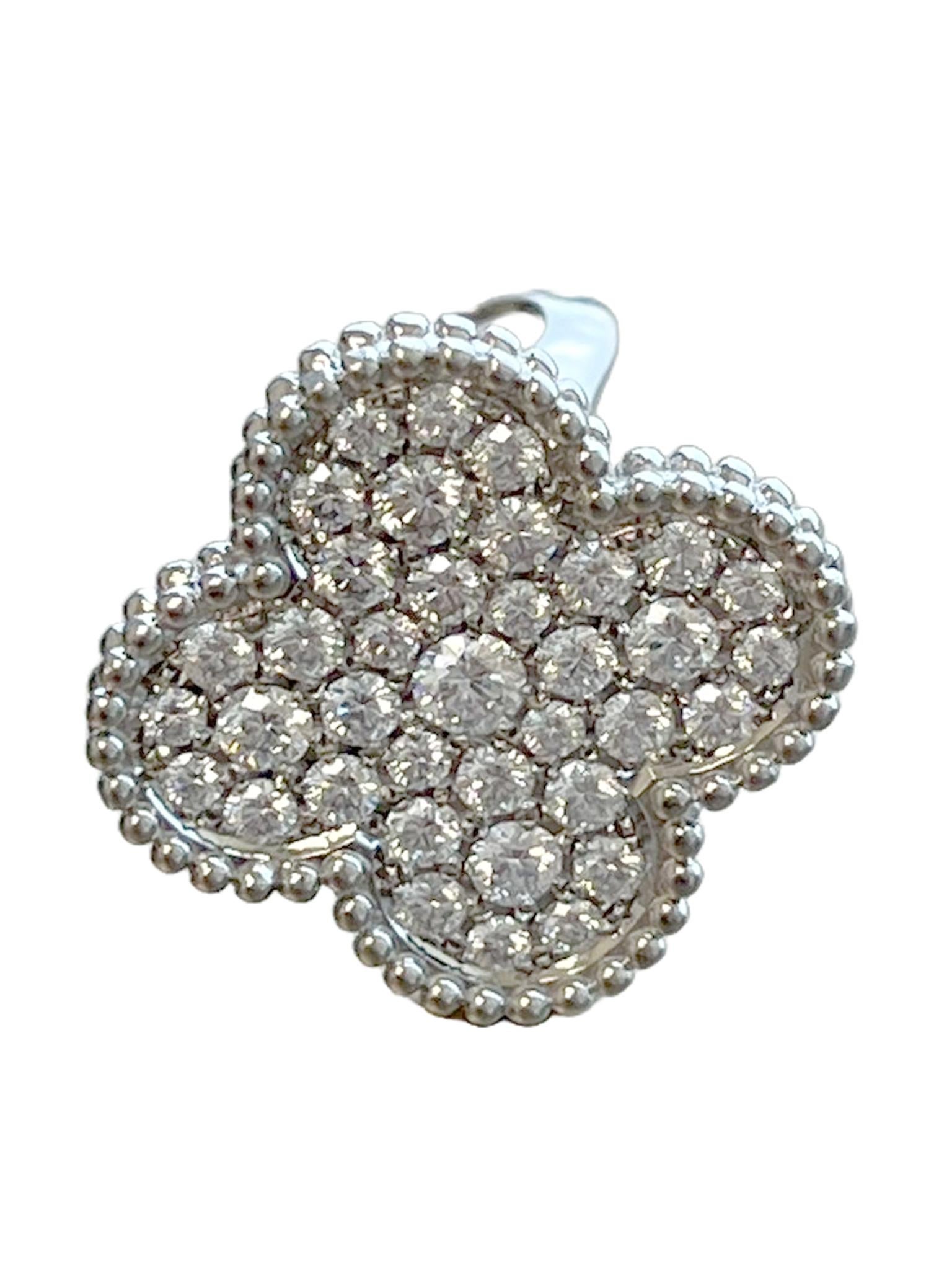 Taglio rotondo Van Cleef & Arpels Magic Alhambra Orecchini con diamanti da 2,13 carati in oro bianco 18 carati in vendita