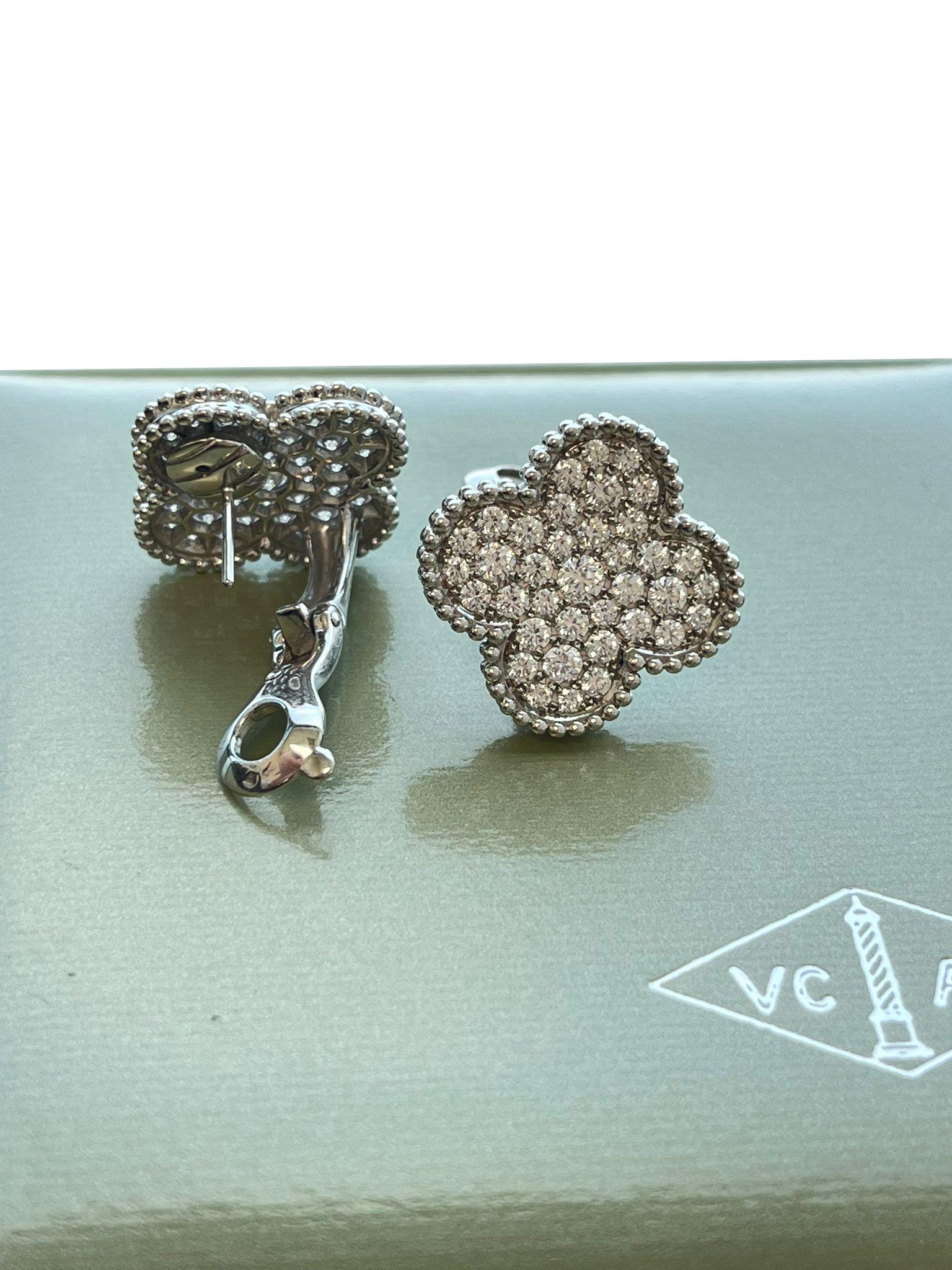 Van Cleef & Arpels Magic Alhambra Orecchini con diamanti da 2,13 carati in oro bianco 18 carati in vendita 2