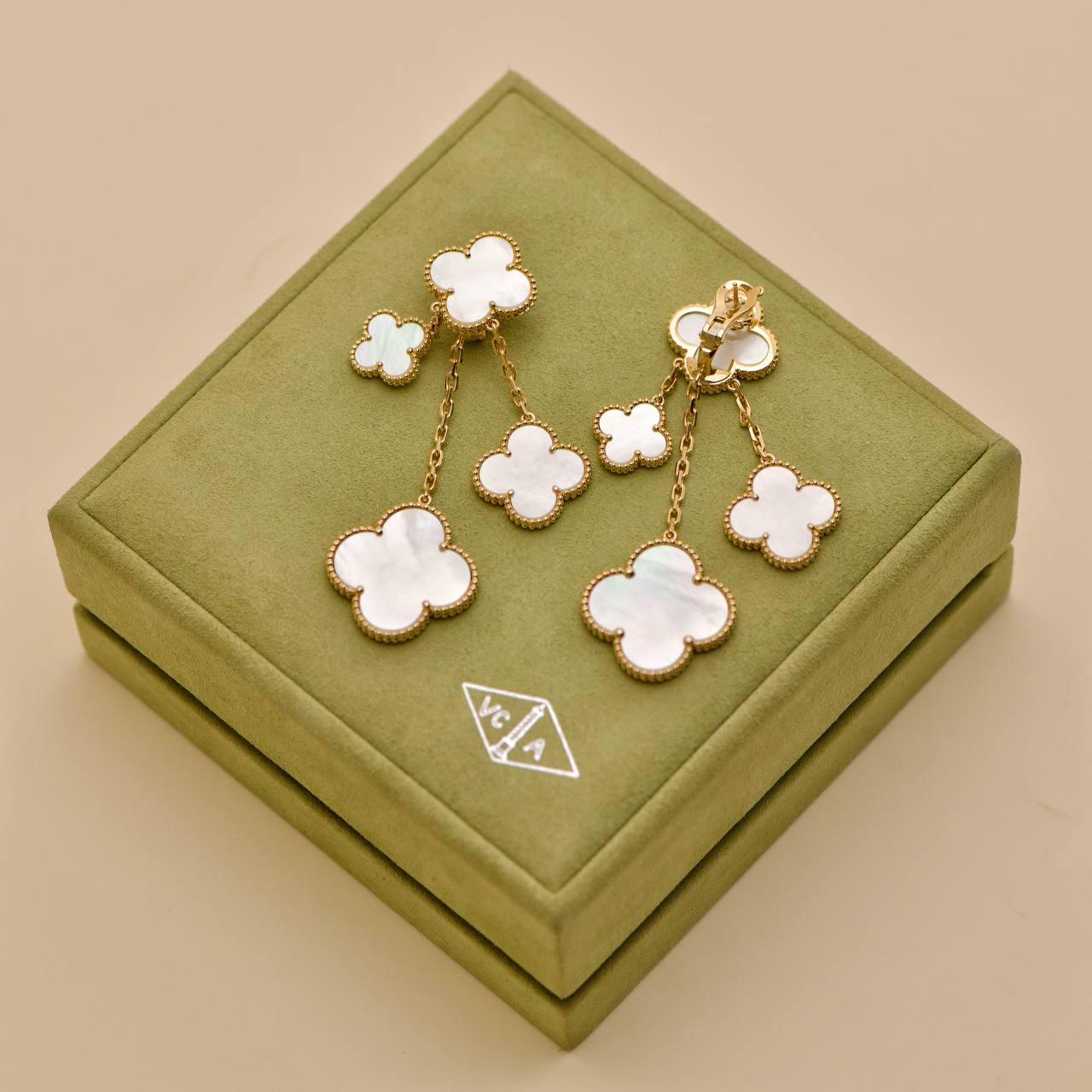 da uomo o donna Van Cleef & Arpels Magic Alhambra, orecchini a 4 motivi in oro 18 carati e madreperla in vendita