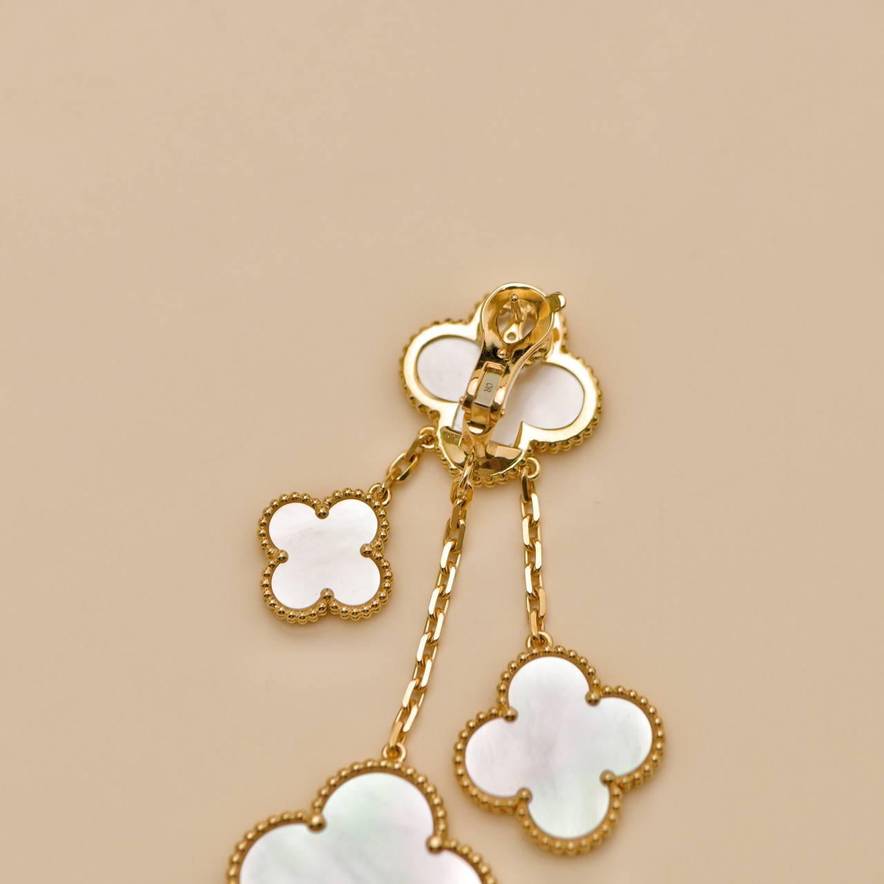 Van Cleef & Arpels Magic Alhambra, orecchini a 4 motivi in oro 18 carati e madreperla in vendita 1