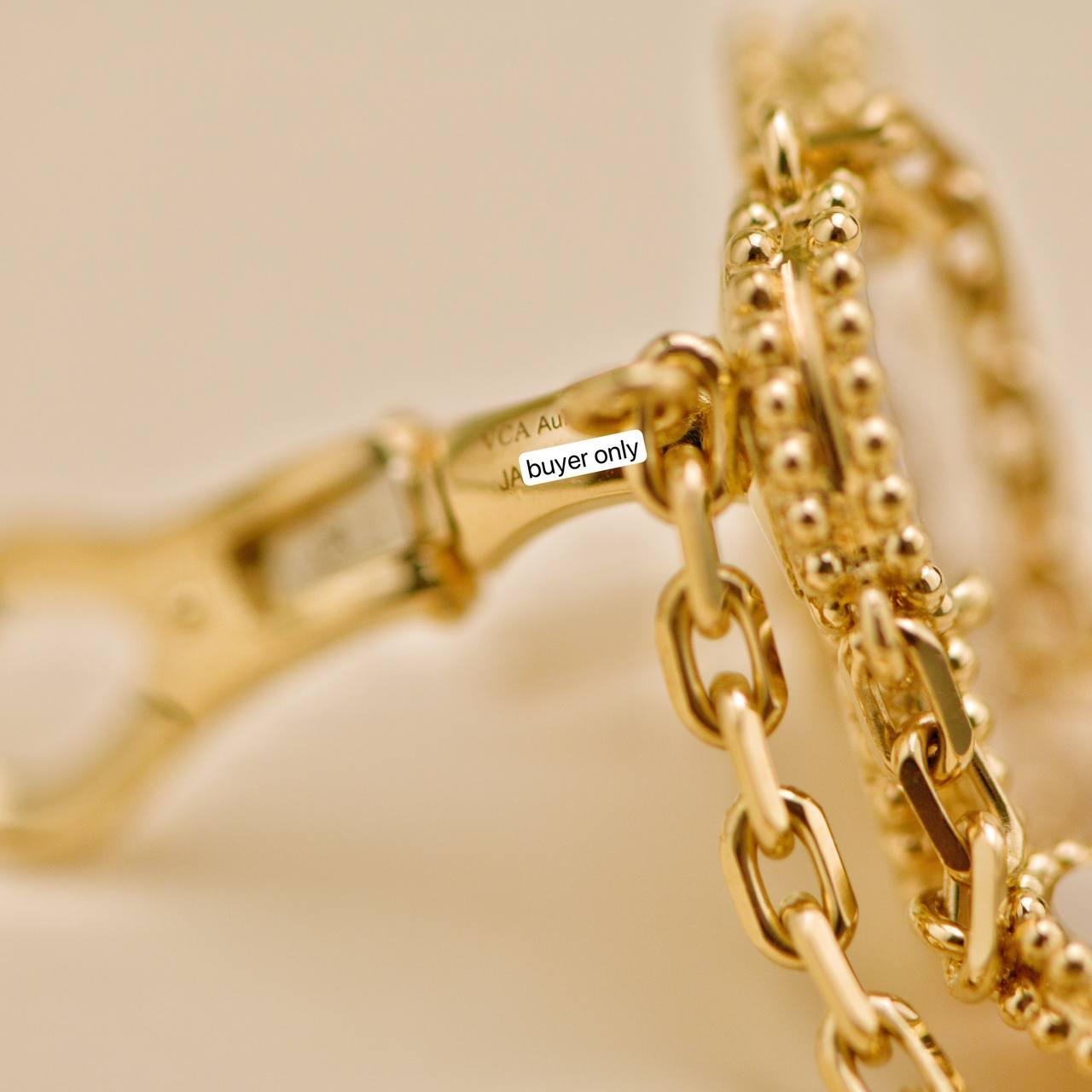 Van Cleef & Arpels Magic Alhambra, orecchini a 4 motivi in oro 18 carati e madreperla in vendita 2