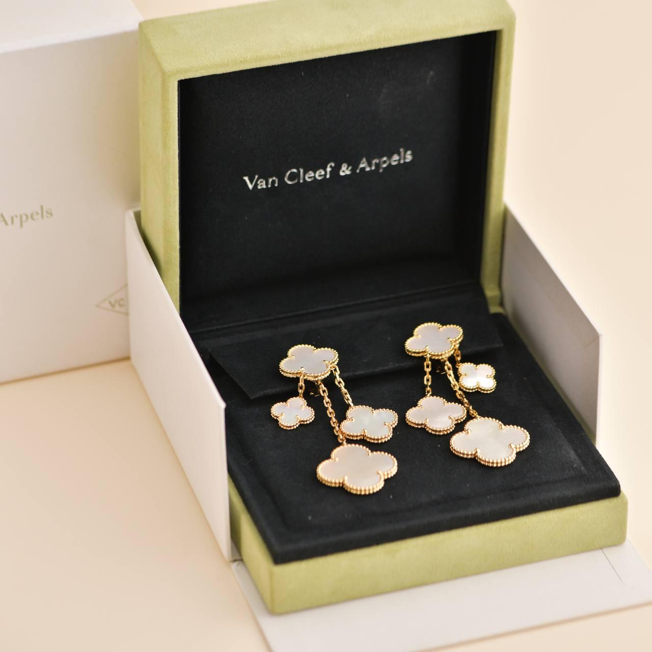 Van Cleef & Arpels Alhambra Mágica 4 Motivos Madreperla Oro Amarillo 18K en Excelente Estado en Banbury, GB