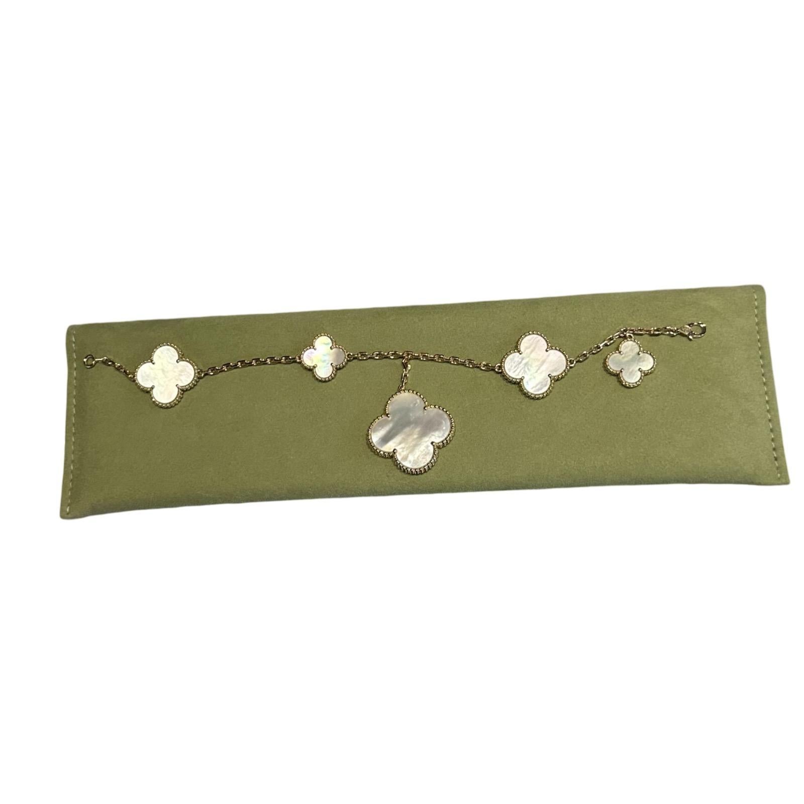 Marke: Van Cleef & Arpels
Modellname: Magie Alhambra
Stein: Perlmutt
MATERIAL: Gelbgold
Metallreinheit: 18k
Größe: 7,5 Zoll
Service: Kürzlich bei VCA für Politur gewartet