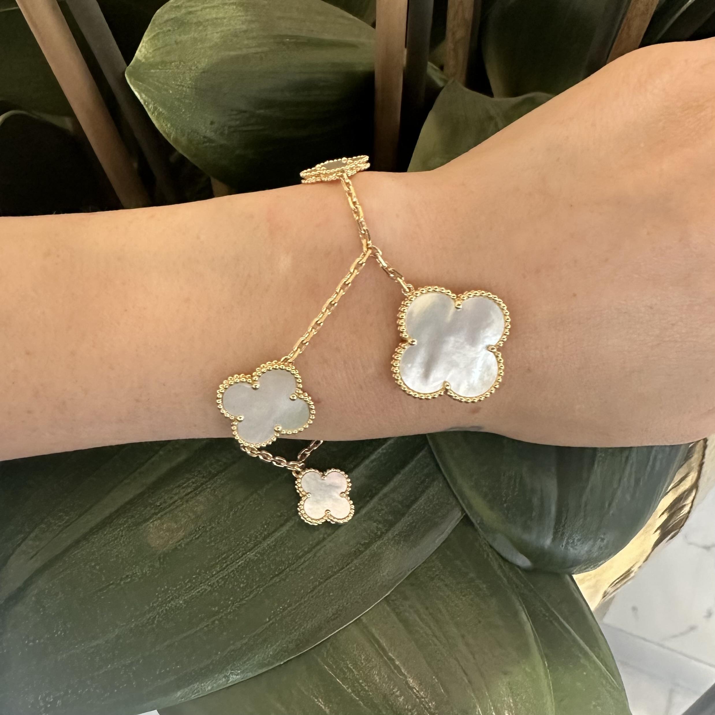 Van Cleef & Arpels Magic Alhambra Armband aus Perlmutt mit 5 Motiven, Gold Damen