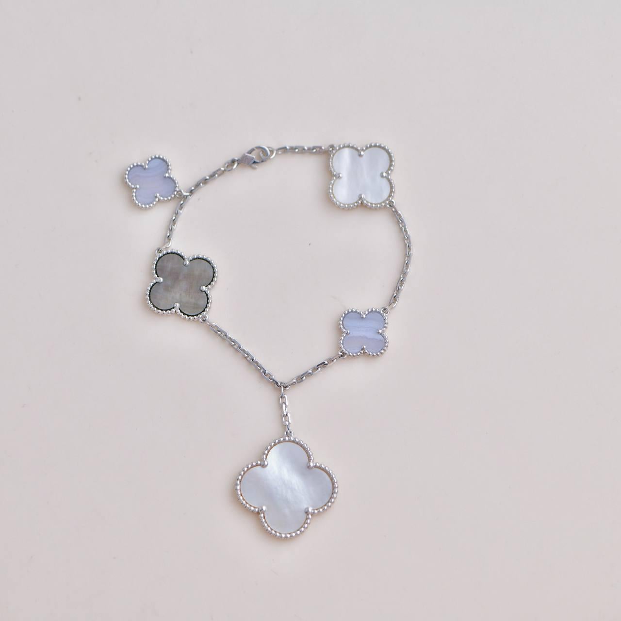 Van Cleef & Arpels Bracciale Magic Alhambra 5 Motivi in madreperla e calcedonio In condizioni ottime a Banbury, GB