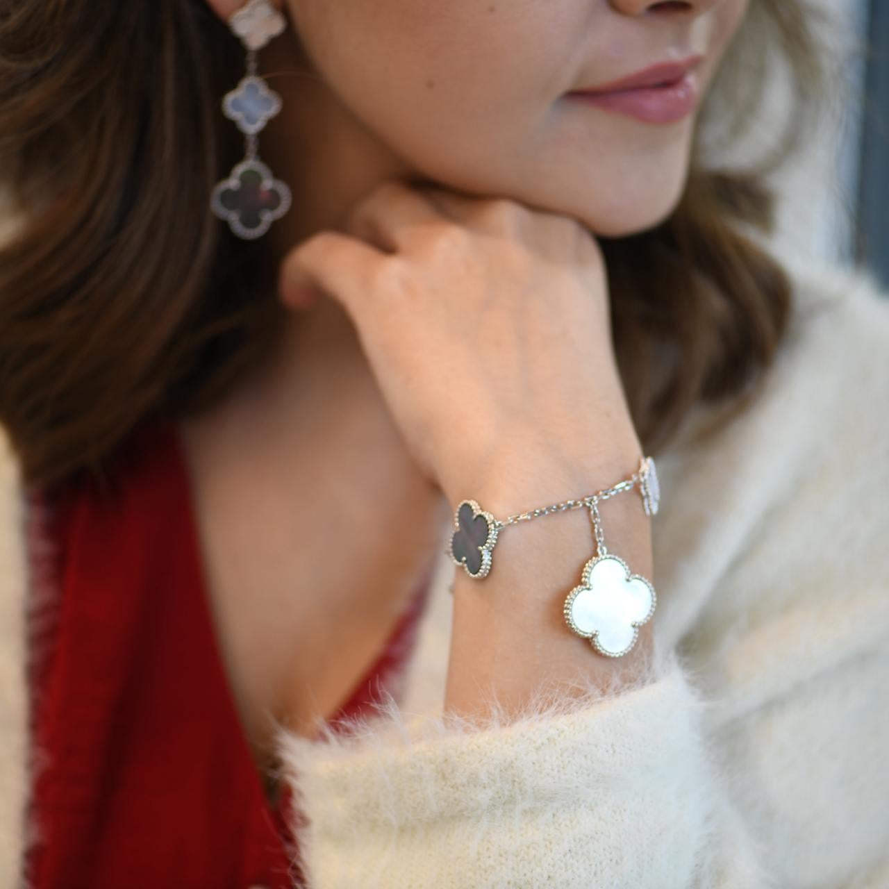 Grezzo Van Cleef & Arpels Bracciale Magic Alhambra 5 Motivi in madreperla e calcedonio