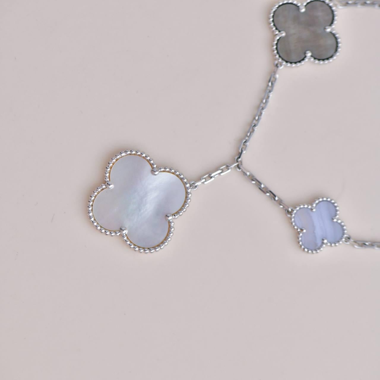 da uomo o donna Van Cleef & Arpels Bracciale Magic Alhambra 5 Motivi in madreperla e calcedonio