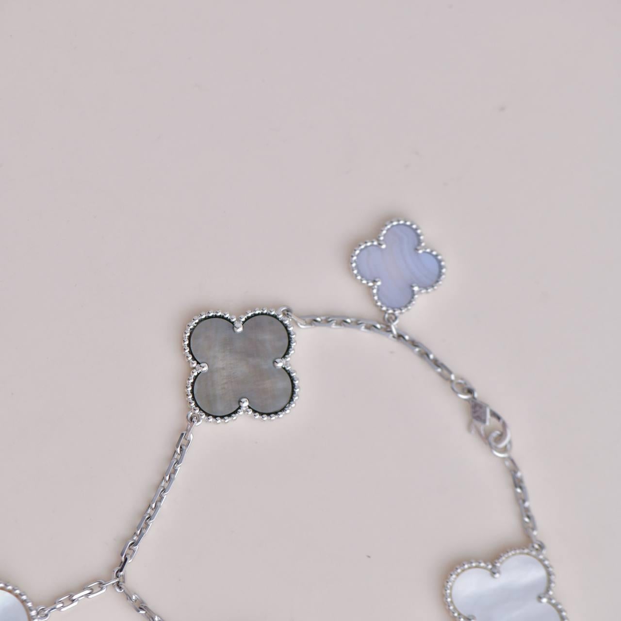Van Cleef & Arpels Bracciale Magic Alhambra 5 Motivi in madreperla e calcedonio 1