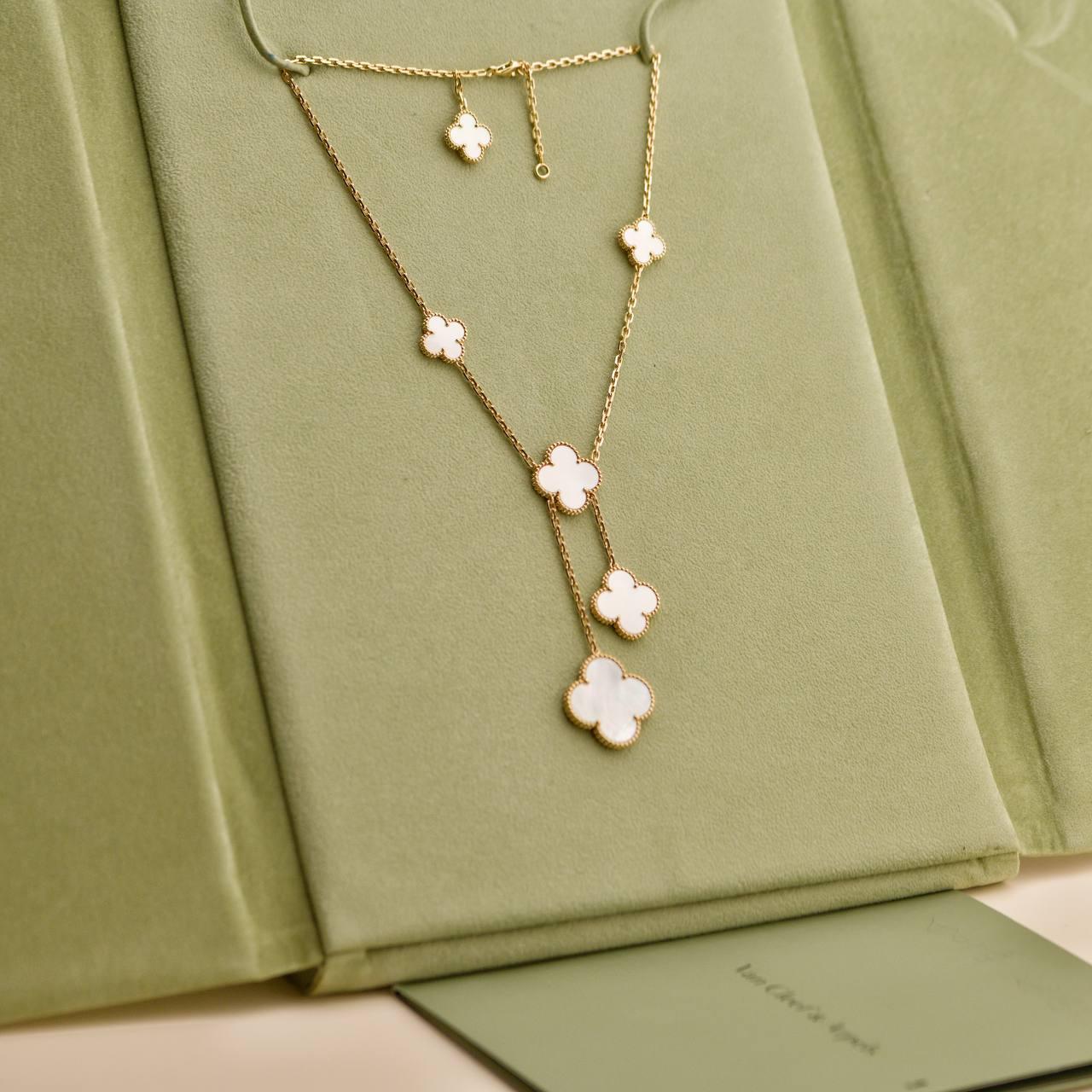 SKU	33301678
Viene con	Conjunto completo (Caja + Tarjeta)
Fecha	2015
PVP	10.000 £ Impuestos Incl. / 11.800 € Impuestos Incl. / 11.300 $ Impuestos Excl.
Modelo	VCARD9100
Número de serie	JE******
Metal	oro amarillo de 18