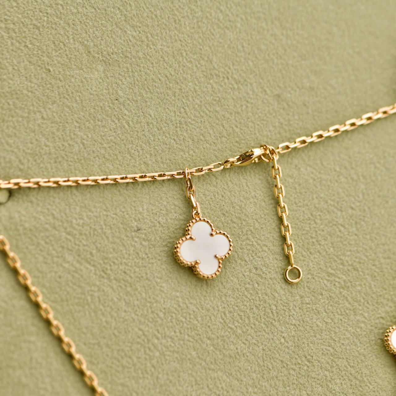 Collar Van Cleef & Arpels Magic Alhambra 6 Motivos MOP Oro Amarillo 18K en venta 1