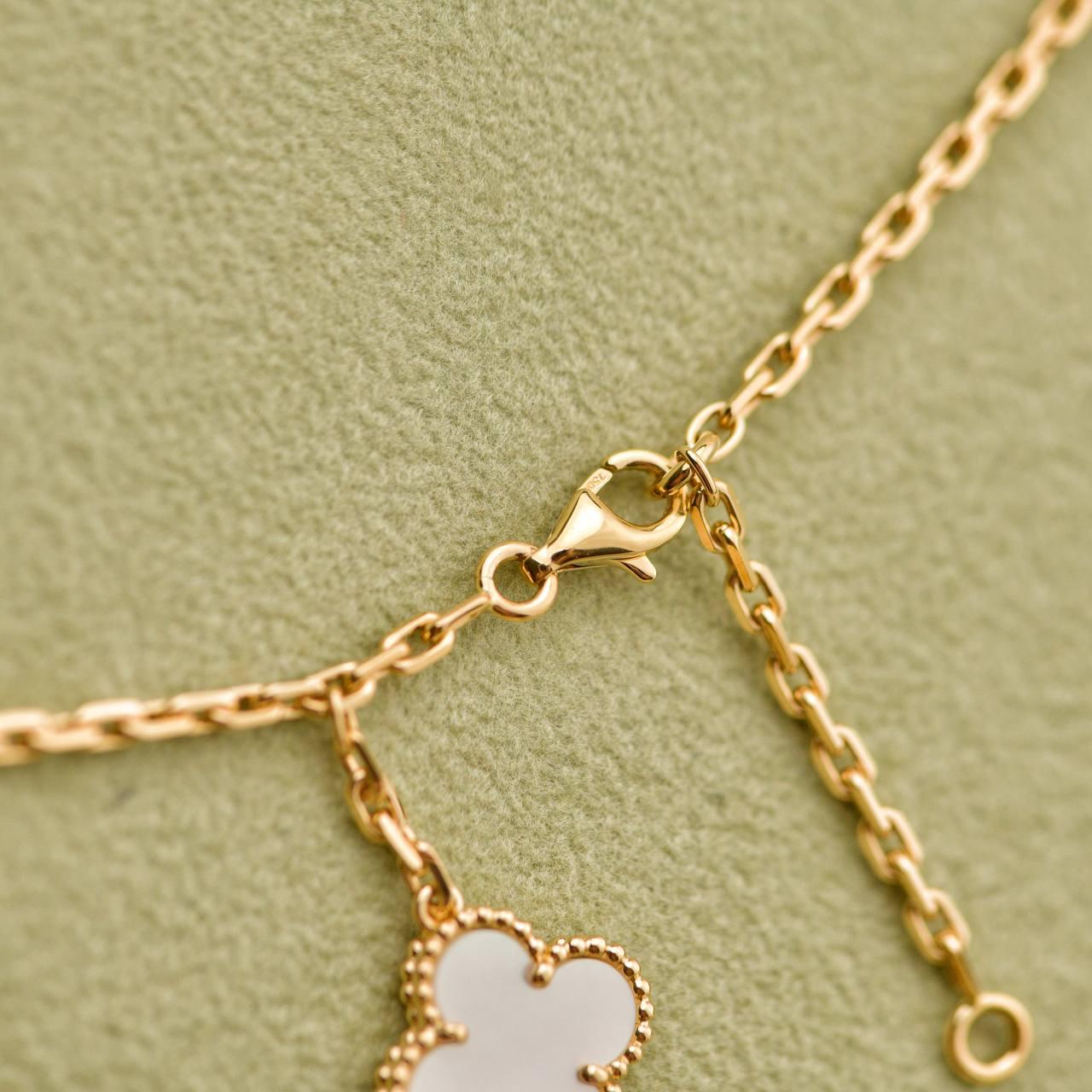 Collar Van Cleef & Arpels Magic Alhambra 6 Motivos MOP Oro Amarillo 18K en venta 2