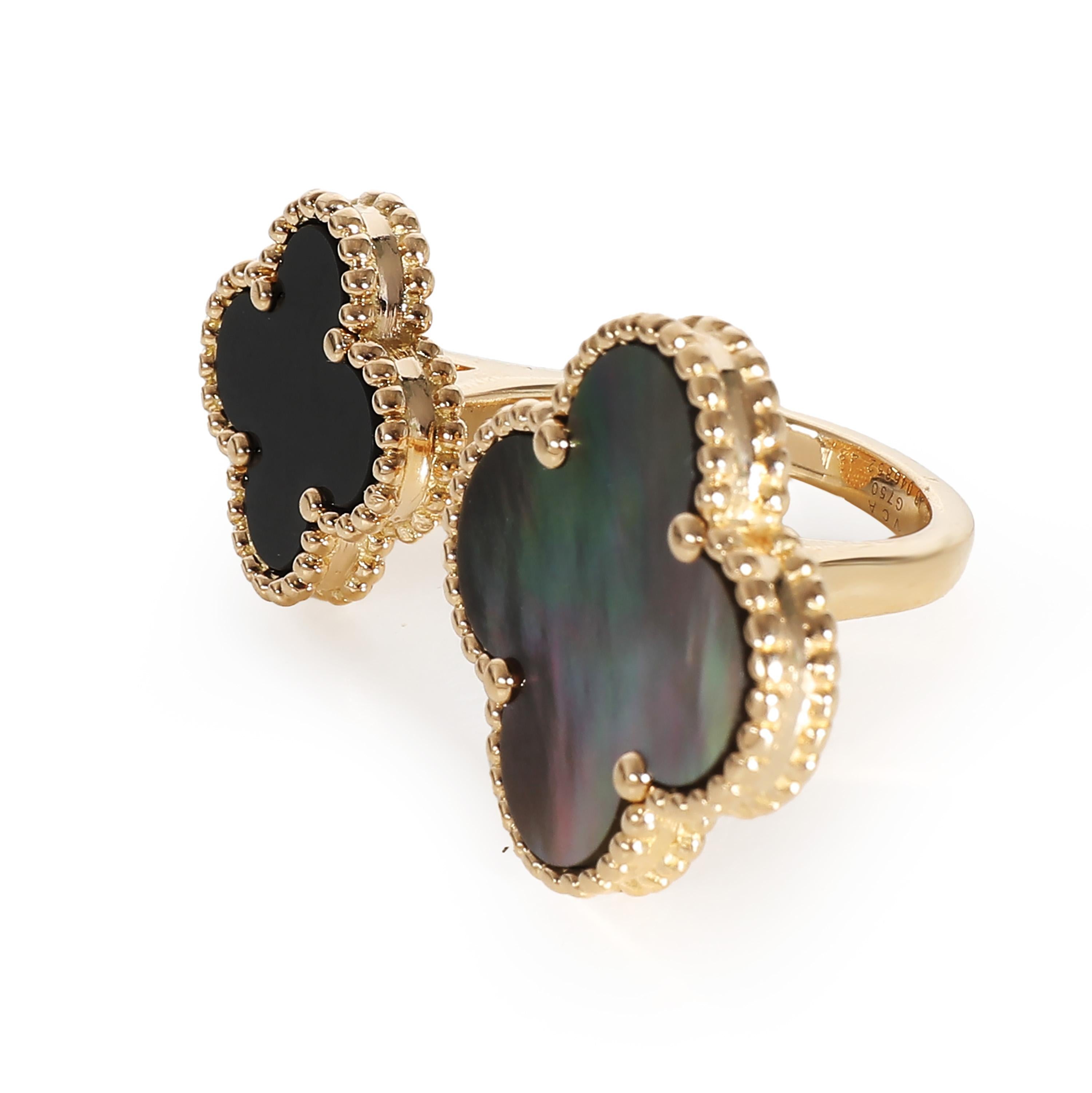 Van Cleef & Arpels Magic Alhambra Ring zwischen den Fingern aus Gelbgold für Damen oder Herren