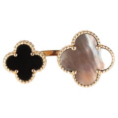 Van Cleef & Arpels Magic Alhambra Ring zwischen den Fingern aus Gelbgold