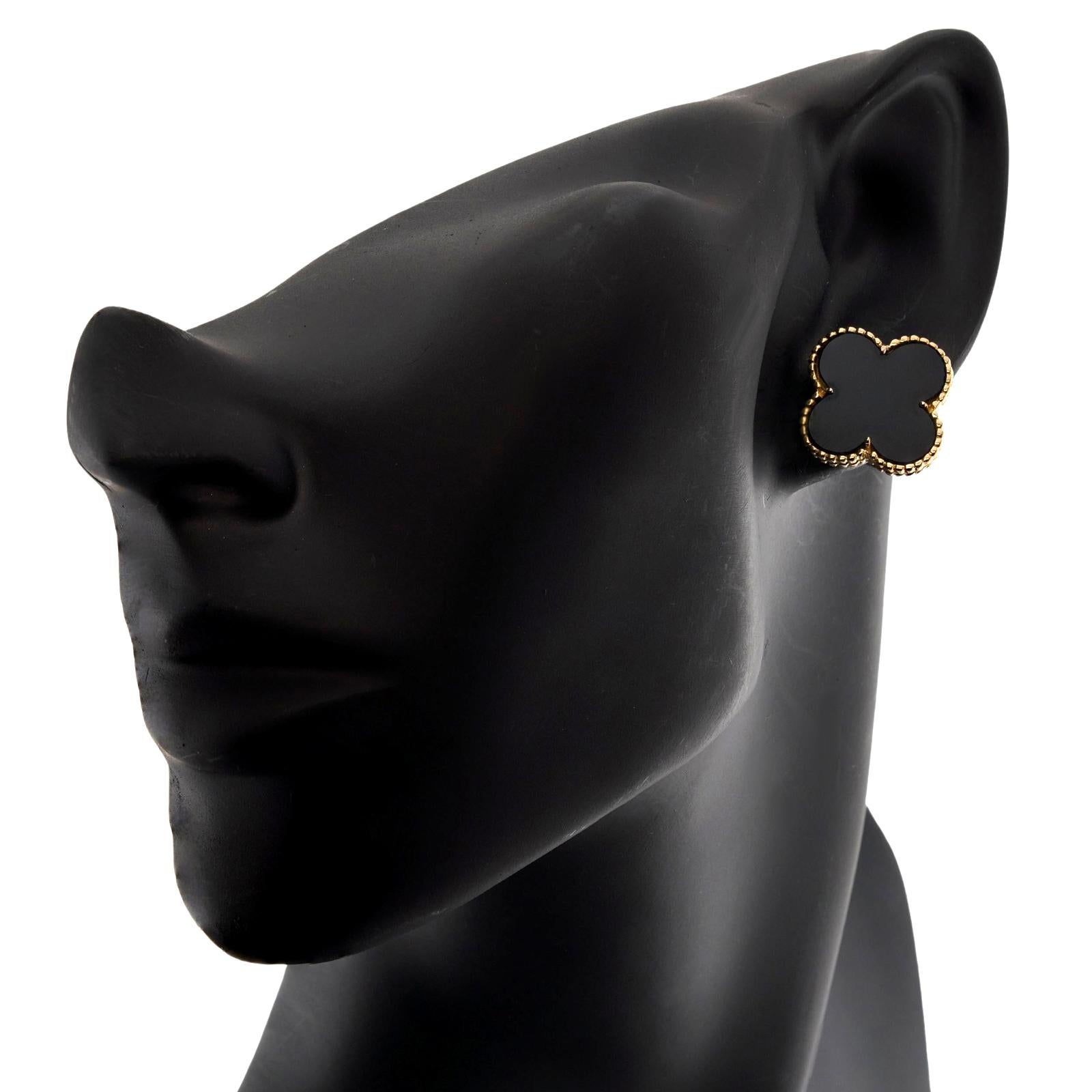 VAN CLEEF & ARPELS Magic Alhambra Black Onyx 18k Yellow Gold Clip-on Earrings In Excellent Condition In New York, NY