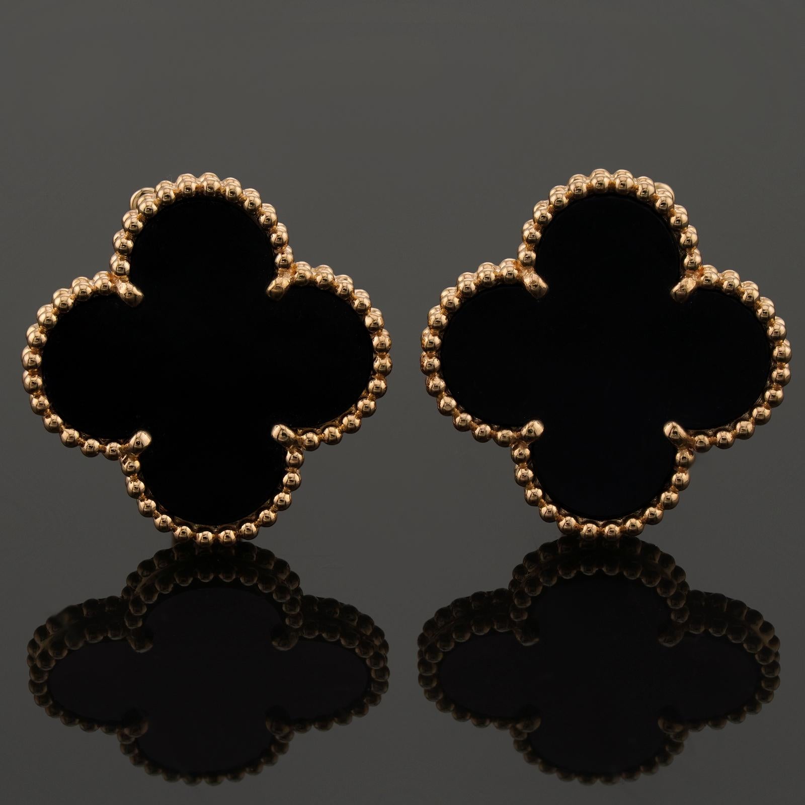 Ces élégantes boucles d'oreilles pendantes Van Cleef & Arpels de la collection Magic Alhambra sont réalisées en or jaune 18 carats et présentent une paire de motifs de trèfle porte-bonheur incrustés de perles rondes en onyx noir. Fabriqué en France