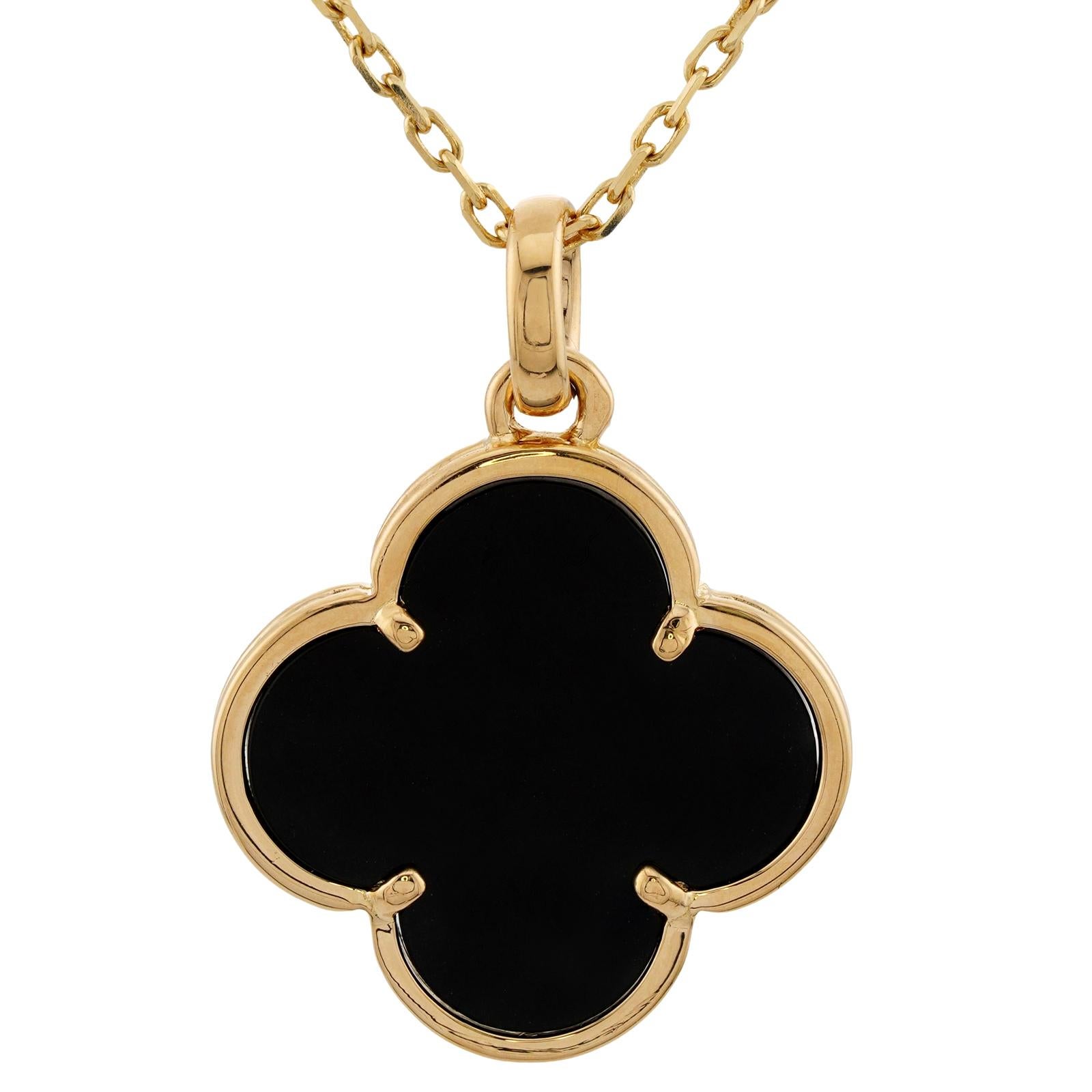 Diese elegante Halskette von Van Cleef & Arpels aus der klassischen Magic Alhambra Collection zeichnet sich durch einen Glücksklee-Anhänger aus 18 Karat Gelbgold aus, der mit schwarzem Onyx besetzt ist. Die Kettenlänge ist von 15 bis 18 Zoll