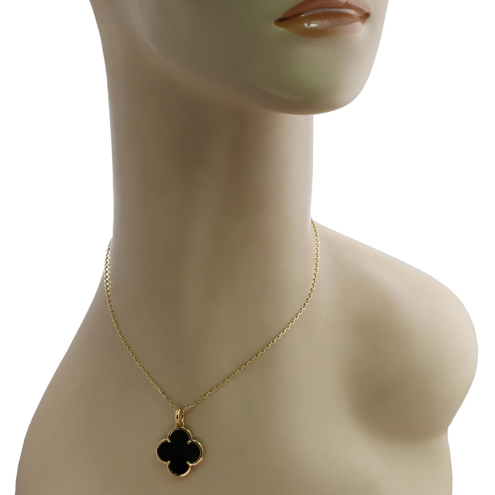 VAN CLEEF & ARPELS Magic Alhambra Black Onyx Yellow Gold Pendant Necklace In Excellent Condition For Sale In New York, NY