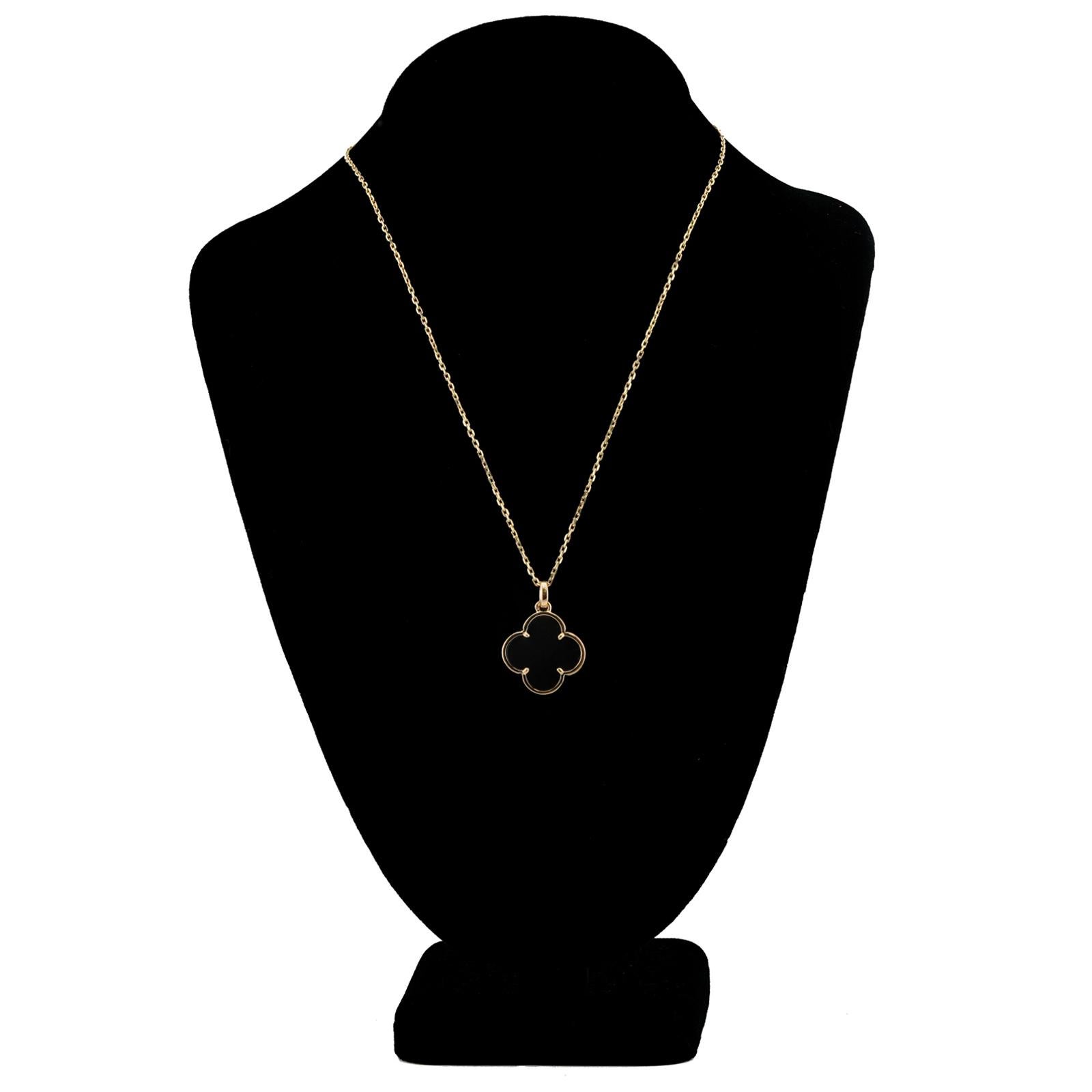 VAN CLEEF & ARPELS Magic Alhambra Black Onyx Yellow Gold Pendant Necklace For Sale 4