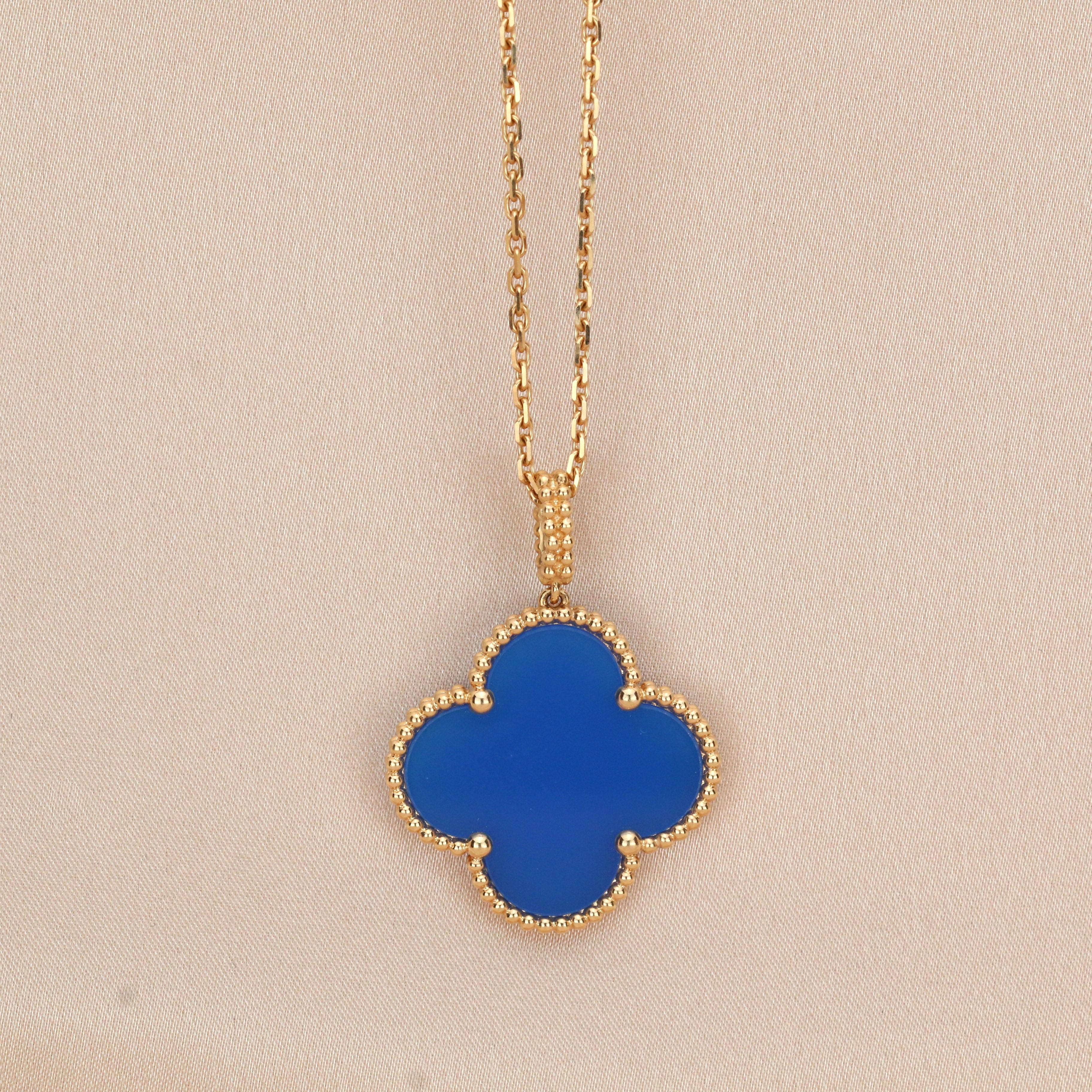 Non taillé Van Cleef & Arpels, collier long pendentif Magic Alhambra en or jaune et agate bleue