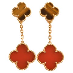 Van Cleef & Arpels, boucles d'oreilles Magic Alhambra à 2 motifs en cornaline et œil de tigre