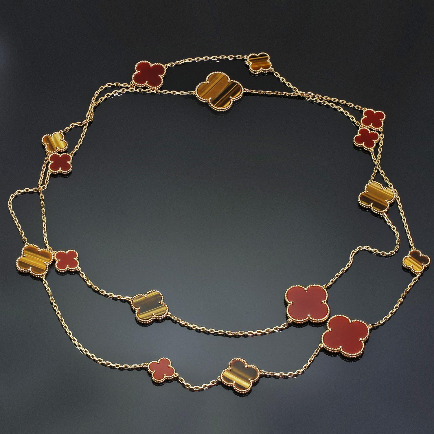 Diese atemberaubende lange Halskette aus der Magic Alhambra-Kollektion von Van Cleef & Arpels ist aus 18 Karat Gelbgold gefertigt  gold und zeigt 16 Glücksklee-Motive mit runden Perlenfassungen, die mit 8 roten Karneolen und 8 Tigeraugen besetzt
