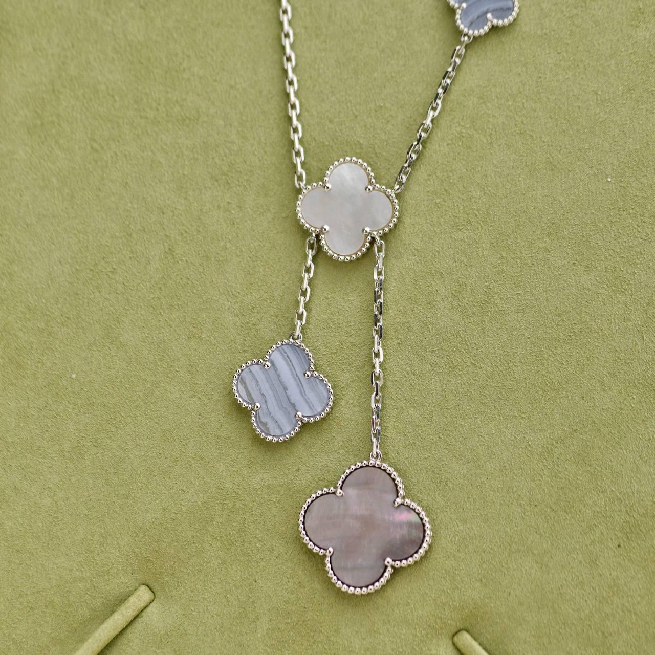 Van Cleef & Arpels Magic Alhambra Chalzedon Perlmutt Halskette aus 18K Gold im Zustand „Hervorragend“ im Angebot in Banbury, GB