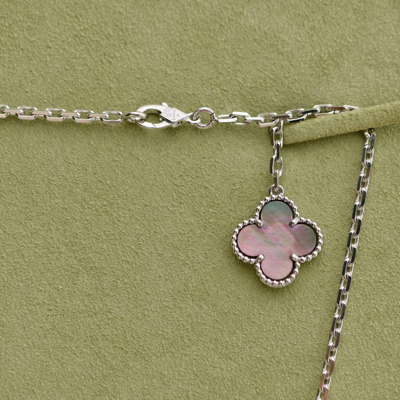 Van Cleef & Arpels Magic Alhambra Chalzedon Perlmutt Halskette aus 18K Gold für Damen oder Herren im Angebot